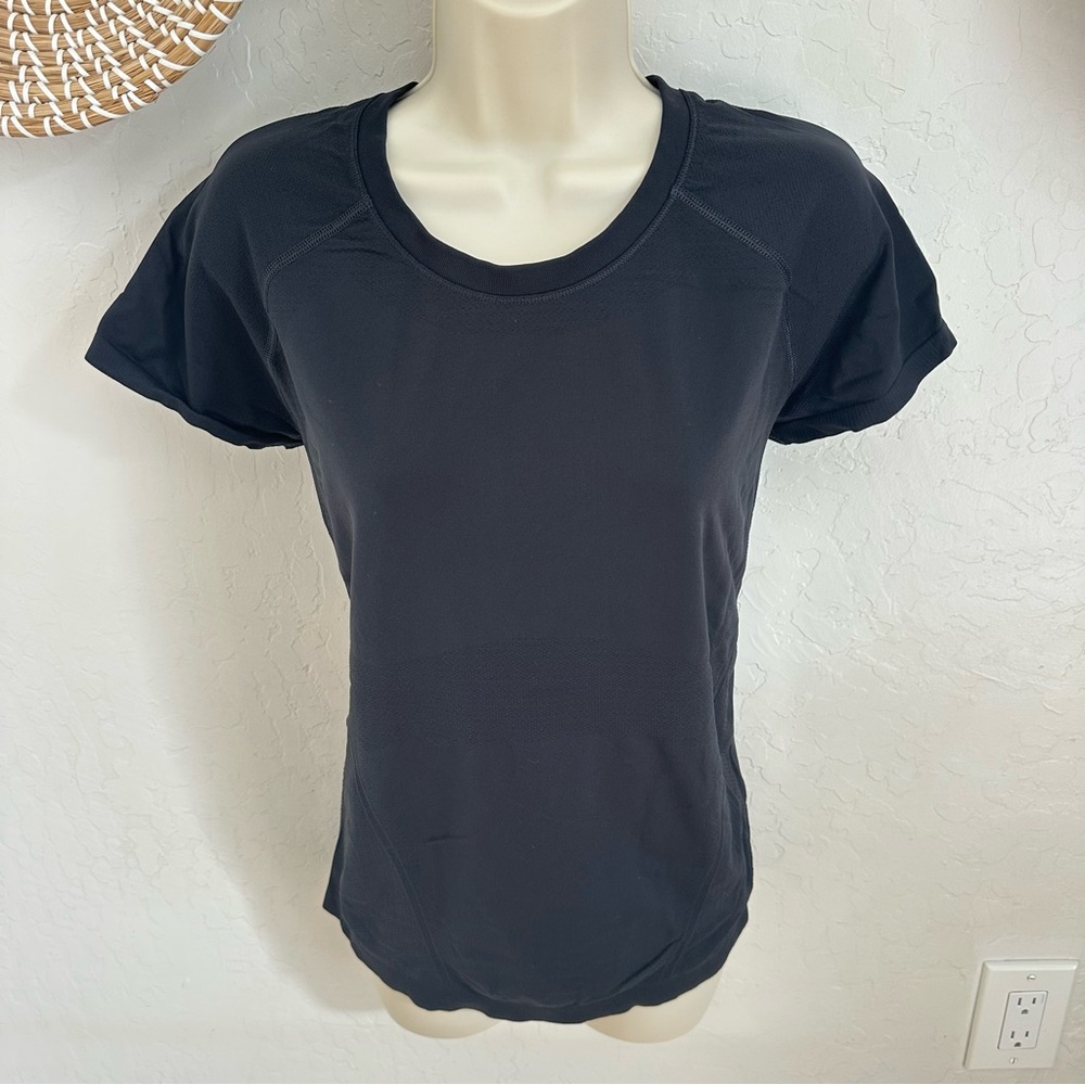 Women's Athleta Momentum Seamless Tee in Black. Size Large